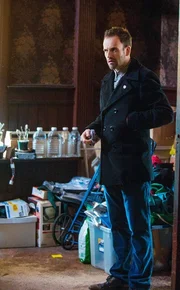 Sherlock (Jonny Lee Miller) weigert sich, sein erstes nüchternes Jahr zu feiern, während ein neuer Mordfall gelöst wird ... Sherlock (Jonny Lee Miller) weigert sich, sein erstes nüchternes Jahr zu feiern, während ein neuer Mordfall gelöst wird ...