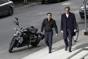 Bull (Michael Weatherly, r.) erkennt, dass Troy Dickerson hypnotisiert wurde, um seinen Vater zu erschlagen.