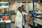 Loretta Wade (CCH Pounder, l.); Dwayne Pride (Scott Bakula, r.)