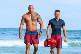 Mitch Buchannon (Dwayne Johnson, l.); Matt Brody (Zac Efron, r.)