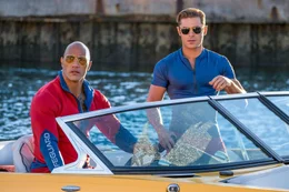 Mitch Buchannon (Dwayne Johnson, l.); Matt Brody (Zac Efron, r.)