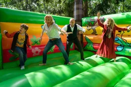 Jannik (Julius Weckauf, li.), Karin (Maren Kroymann), Gerhard (Heiner Lauterbach) und Philippa (Barbara Sukowa, re.) testen die H&uuml;pfburg