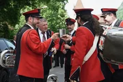 Mitglieder der Harmoniemusik Glarus beim Anstossen