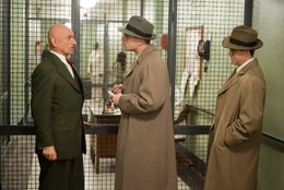 Teddy Daniels (Leonardo DiCaprio,m) und Chuck Aule (Mark Ruffalo, r.) befragen Dr. Cawley (Ben Kingsley, l.).