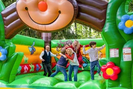 Gerhard (Heiner Lauterbach, l.), Jannik (Julius Weckauf), Karin (Maren Kroymann, 3.v.l.), Philippa (Barbara Sukowa, 3.v.r.), Viktor (Bruno Gr&uuml;ner, 2.v.r.) und Leonie (Julia/Luise Gleich, r.) auf der H&uuml;pfburg