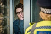 Frances Drummond (Shirley Henderson, li.) und Catherine Cawood (Sarah Lancashire, re.) in "Happy Valley", Staffel 2, Folge 6. Frances Drummond (Shirley Henderson, li.) und Catherine Cawood (Sarah Lancashire, re.) in "Happy Valley", Staffel 2, Folge 6.