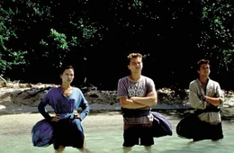 Francoise (Virginie Ledoyen), Richard (Leonardo DiCaprio, M.) und Etienne (Guillaume Canet) wollen f&uuml;r immer auf der paradiesischen Insel bleiben und ihr altes Leben hinter sich lassen.