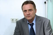 Bernhard Schir (Paul Hofer).