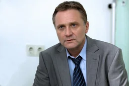Bernhard Schir (Paul Hofer).