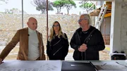 S24E32: Der Architekt der neuen Villa in Saint-Tropez hat gekündigt, Robert übernimmt selbst die Bauleitung. Innenarchitekt Kurt Steurer kümmert sich um wichtige Aspekte. Die Geissens reisen zu ihm nach Südtirol, um den Bau zu besprechen. S24E32: Der Architekt der neuen Villa in Saint-Tropez hat gekündigt, Robert übernimmt selbst die Bauleitung. Innenarchitekt Kurt Steurer kümmert sich um wichtige Aspekte. Die Geissens reisen zu ihm nach Südtirol, um den Bau zu besprechen.