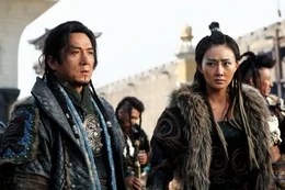 Jackie Chan als Huo An, l.