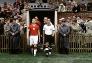 4. Juli 1954, Wankdorfstadion in Bern: Die Kapit&auml;ne Fritz Walter (Knut Hartwig, r.) und Ferenc Puskas (Henrik Bemboom, l.) f&uuml;hren ihre Mannschaften auf das Feld.