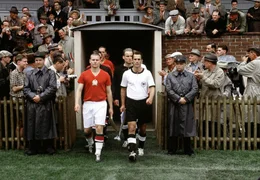 4. Juli 1954, Wankdorfstadion in Bern: Die Kapit&auml;ne Fritz Walter (Knut Hartwig, r.) und Ferenc Puskas (Henrik Bemboom, l.) f&uuml;hren ihre Mannschaften auf das Feld.