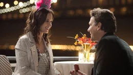 Junges Paar h&auml;lt  H&auml;ndchen: Emily Blunt als Violet, Jason Segel als Tom