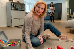 Karin (Maren Kroymann) und Merle (Maya Lauterbach) im Wohnzimmer