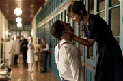Alberto M&aacute;rquez (l., Miguel &Aacute;ngel Silvestre) und Ana Ribera (r., Paula Echevarr&iacute;a).