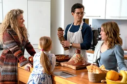 Die Leih-Oma Philippa (Barbara Sukowa, li.) beim Kochen mit Leonie (Julia/Luise Gleich) und ihren Eltern Tobias (Tim Oliver Schultz) und Antja (Paula Kalenberg, re.)