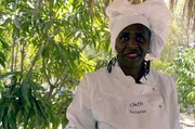 Die Köchin Suzanne Badiane stellt senegalesische und afrikanische Gerichte und Produkte in den Mittelpunkt ihrer Kunst. Die Köchin Suzanne Badiane stellt senegalesische und afrikanische Gerichte und Produkte in den Mittelpunkt ihrer Kunst.