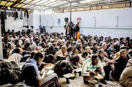 In den Gefangenenlagern in Libyen warten Tausende von Migranten unter menschenunw&uuml;rdigen Bedingungen darauf, dass Milizen, die EU und die UNO &uuml;ber ihr Schicksal entscheiden.