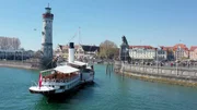 Hafeneinfahrt Lindau mit Leuchtturm und Löwen – sie sind bedeutende Wahrzeichen. Hafeneinfahrt Lindau mit Leuchtturm und Löwen – sie sind bedeutende Wahrzeichen.