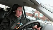 In der Fahrschule kommt Sandra an ihre Grenzen: Eigene Fahrfehler und das riskante Verhalten eines anderen Verkehrsteilnehmers bringen sie ins Schwitzen.
