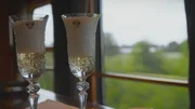 Prickelnder Auftakt: Champagner ist bis heute fester Bestandteil von Luxuszug-Reisen. Prickelnder Auftakt: Champagner ist bis heute fester Bestandteil von Luxuszug-Reisen.