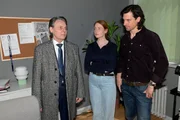 Gerner (Wolfgang Bahro, l.) präsentiert Toni (Olivia Marei) und Holger Schmitt (Timo Hastenpflug) eine neue Tatverdächtige. Gerner (Wolfgang Bahro, l.) präsentiert Toni (Olivia Marei) und Holger Schmitt (Timo Hastenpflug) eine neue Tatverdächtige.