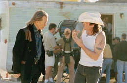 Bill (David Carradine, l.) wei&szlig;, dass seine Ex-Geliebte auf der Suche nach ihm ist, um sich an ihm zu r&auml;chen. Daher ermahnt er auch seinen Bruder Budd (Michael Madsen), sich vor ihr in Acht zu nehmen.