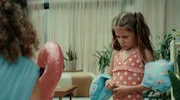 Die Botschafterin des Charity-Events, Samella Peters (Marline Williams), bem&uuml;ht sich darum, der kleinen Luna (Lotta Jauch) ihr schlechtes Gewissen zu erleichtern.