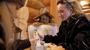 Davina und Shania sollen das Familienchalet in Valberg weihnachtlich einrichten, damit ihr Vater Robert im Hochsommer Weihnachten feiern kann. Dazu fliegt er mit dem Helikopter von Saint-Tropez in die k&uuml;hlen Seealpen.