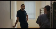 Nach anfänglichen Reibungen freut sich Irina (Katja Hutko) inzwischen immer mehr über ihre Begegnungen mit Essenslieferant Younes (Bruno Banarby). Seine sonnige Art bringt sie zum Lachen und er hat immer einen lockeren Spruch auf den Lippen. Die kurzen Momente hellen ihren stressigen Arbeitsalltag auf. Nach anfänglichen Reibungen freut sich Irina (Katja Hutko) inzwischen immer mehr über ihre Begegnungen mit Essenslieferant Younes (Bruno Banarby). Seine sonnige Art bringt sie zum Lachen und er hat immer einen lockeren Spruch auf den Lippen. Die kurzen Momente hellen ihren stressigen Arbeitsalltag auf.