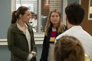 Dr. Joe Karev (Camilla Luddington, l.); Dr. Meredith Grey (Ellen Pompeo, r.) Dr. Joe Karev (Camilla Luddington, l.); Dr. Meredith Grey (Ellen Pompeo, r.)
