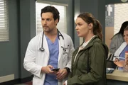 Dr. Andrew DeLuca (Giacomo Gianniotti, l.); Dr. Joe Karev (Camilla Luddington, r.) Dr. Andrew DeLuca (Giacomo Gianniotti, l.); Dr. Joe Karev (Camilla Luddington, r.)