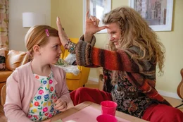 L-R: Leonie (Julia/Luise Gleich) und Philippa (Barbara Sukowa) lernen sich kennen