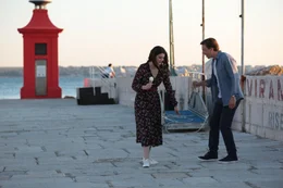 Vera Kall (Milly Bradie, l.); Henry Martens (Andrew Buchan, r.)