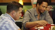 Warrick (Gary Dourdan, re.) wird des zweifachen Mordes beschuldigt - die Beweise scheinen eindeutig. Nick (George Eads) und die anderen CSI-Kollegen glauben an seine Unschuld und machen ihm Hoffnung, den wahren Schuldigen zu finden...