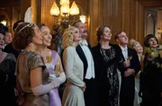 v.l.n.r. Diana Mitford (Joanna Vanderham), David Freeman-Mitford (James Purefoy) und Sydney Bowles Mitford (Anna Chancellor). v.l.n.r. Diana Mitford (Joanna Vanderham), David Freeman-Mitford (James Purefoy) und Sydney Bowles Mitford (Anna Chancellor).