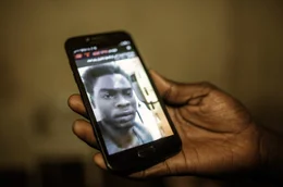 Sarah Creta hat Videos sichergestellt, die von Migranten mit ihren Mobiltelefonen aufgenommen wurden. Es sind wertvolle Zeugnisse, die ihren Alltag in den Zentren, aber auch die Spirale extremer Misshandlungen zeigen, in der sie gefangen sind.