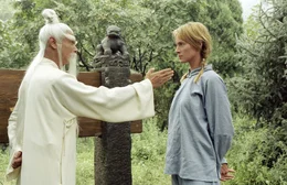 Noch ahnen Beatrix' (Uma Thurman, r.) Gegner nicht, dass die jahrelange Kung-Fu Ausbildung bei Pai Mei (Chia Hui Liu, l.) nicht ohne Wirkung geblieben ist ...