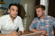 Paul (Niklas Osterloh, r.) hat den Verdacht, dass Nihats (Timur Ülker) Träume größer sind als sein Kontostand. Paul (Niklas Osterloh, r.) hat den Verdacht, dass Nihats (Timur Ülker) Träume größer sind als sein Kontostand.