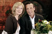 Antonia (Marion Kracht) und Dr. Thomas Hellmann (Michael Roll) sind froh dar&uuml;ber, dass sie endlich ihre Liebe zeigen k&ouml;nnen.