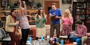 Eigentlich wollten die M&auml;dels ein Wochenende in Las Vegas verbringen. Durch ein Missgeschick von Amy d&uuml;rfen sie allerdings nicht in den Flieger und platzen bei der Heimkehr mitten in eine Partie "Dungeons & Dragons" der Jungs hinein. Die verpflichten ihre Freundinnen kurzerhand zum Mitspielen, da Raj sie ohnehin f&uuml;r Lucy versetzt hat. Alle haben m&auml;chtig Spass - bis Howard sich einen b&ouml;sen Patzer gegen&uuml;ber Amy leistet...