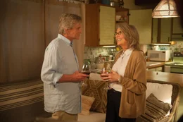Leah (Diane Keaton, re.) und Oren (Michael Douglas, li.) kommen sich n&auml;her.