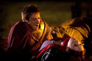 Rory (Arthur Darvill) h&auml;lt Amy Pond (Karen Gillan) in den H&auml;nden.