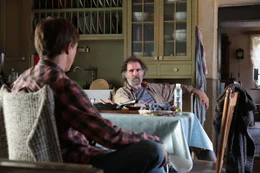 Henry Martens (Andrew Buchan, l.); Jacob Kall (Jeff Fahey, r.)