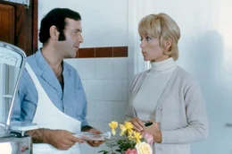 H&eacute;l&egrave;ne (St&eacute;phane Audran) besucht Popaul (Jean Yanne) in seiner Metzgerei.