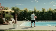 Voller Vorfreude bl&auml;st der frischgebackene Poolbesitzer Philipp (Hendrik Heutmann) einen Flamingo-Schwimmreifen f&uuml;r seine Tochter auf.