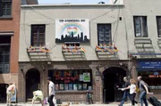 Blick auf das "Stonewall" Inn in New York