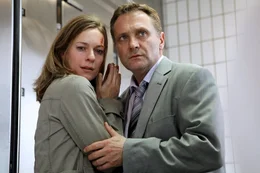Lisa Martinek (Maria Hofer), Bernhard Schir (Paul Hofer).