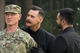 (v.l.n.r.) Major Bennington (Neal McDonough); Dr. Ivo Robotnik (Jim Carrey); Agent Stone (Lee Majdoub)
